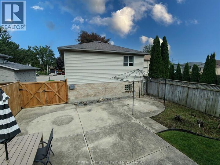 Property Photo:  8 Hampton Court  ON N7M 6K9 