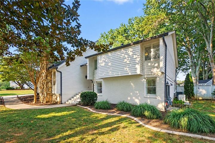 Property Photo:  290 Saddle Lake Drive  GA 30076 