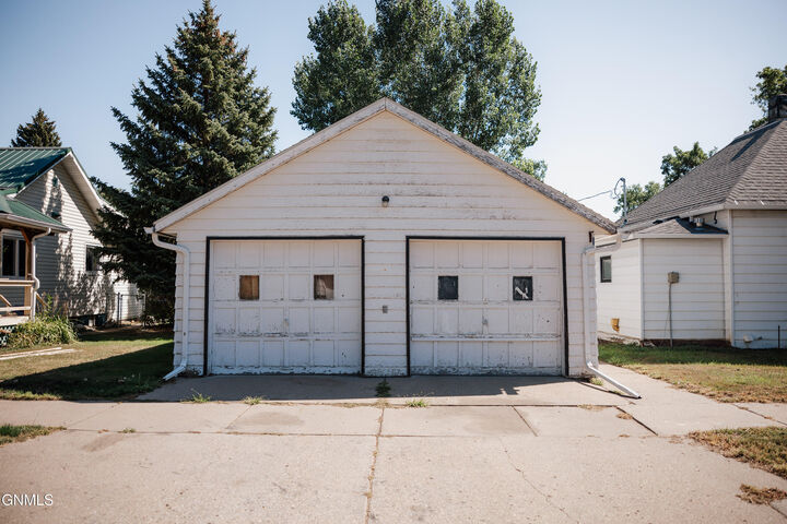 Property Photo:  114 4th Street NW  ND 58545 