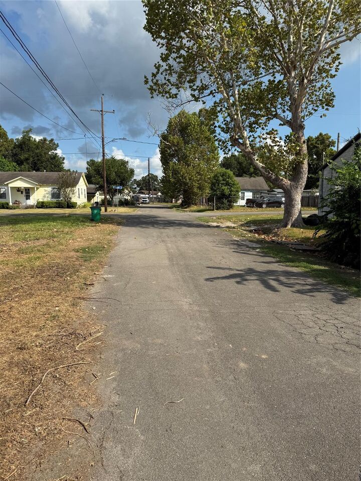 Property Photo: 1301 Duke Street TX 77520
