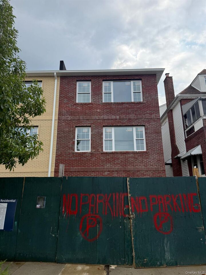 Property Photo:  1416 Oakley Street  NY 10469 