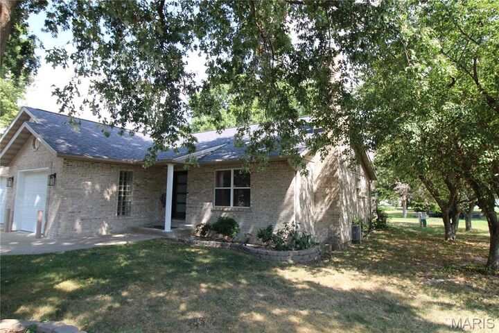 Property Photo:  411 Easy Street  IL 62061 