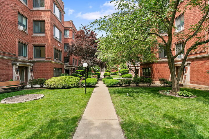 Property Photo: 918 W Sunnyside Avenue 1B IL 60640