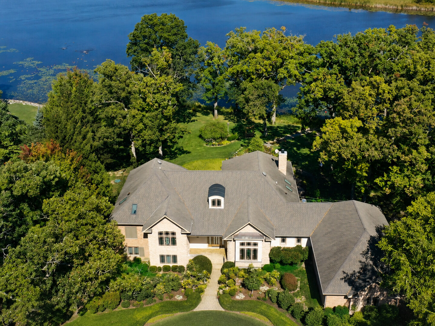 Property Photo: 24092 W Old Oak Drive IL 60060