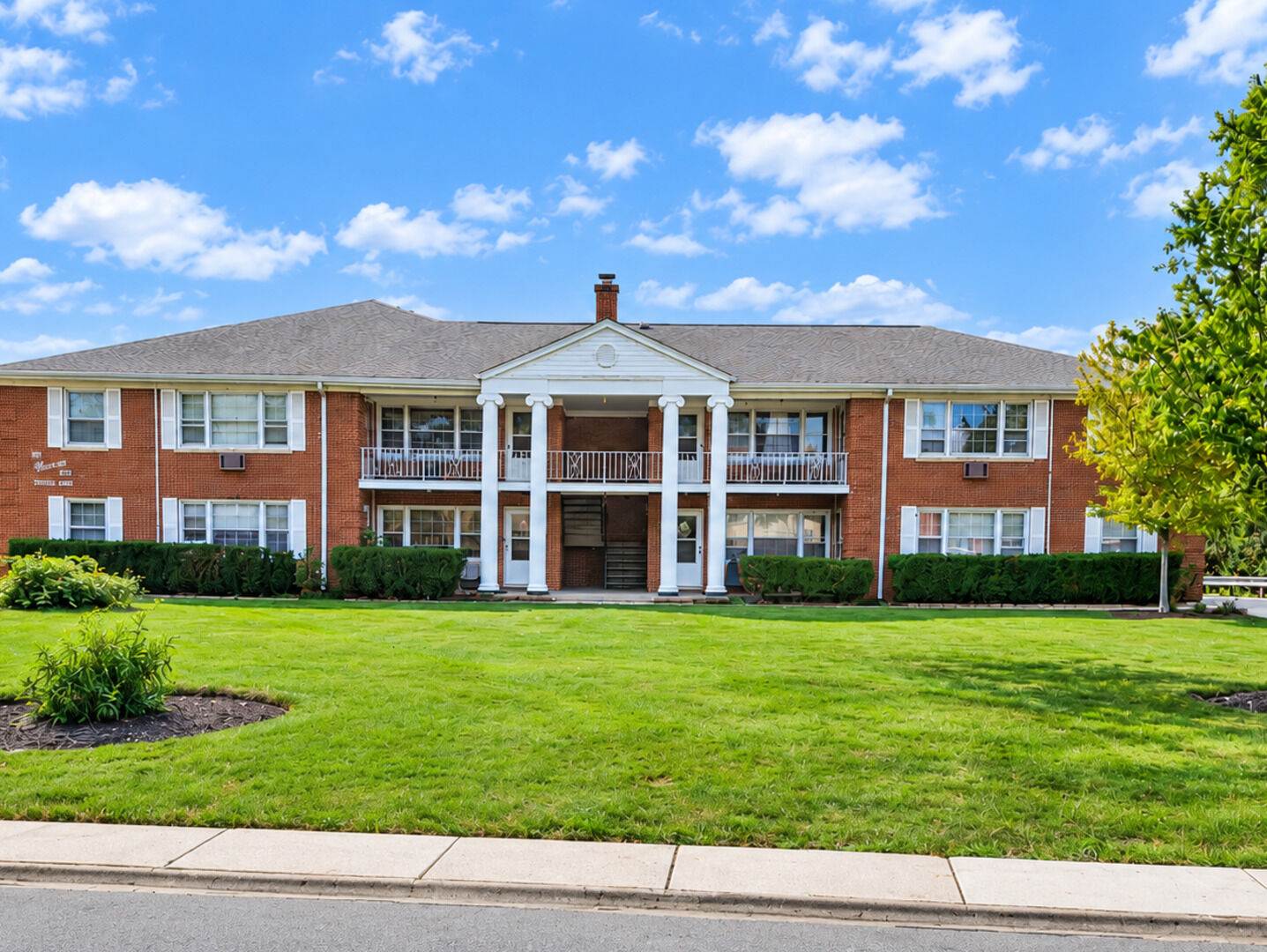 Property Photo: 2000 Parkside Drive 2C IL 60068