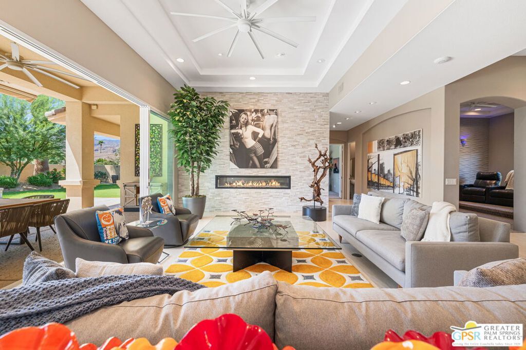 Property Photo: 8 Collegiate Circle CA 92270