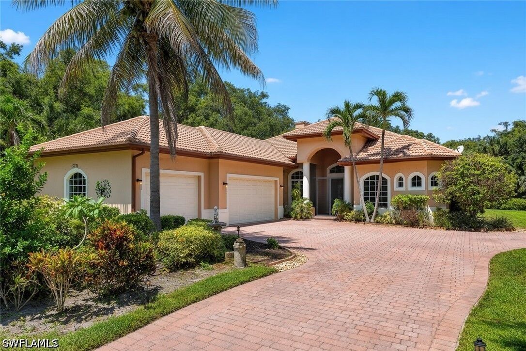 Property Photo: 5771 Dogwood Way FL 34116