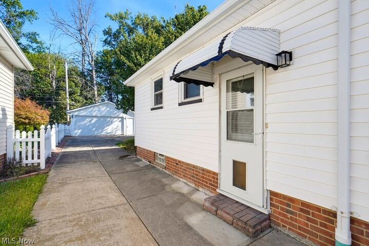 Property Photo:  2918 Park Drive  OH 44134 