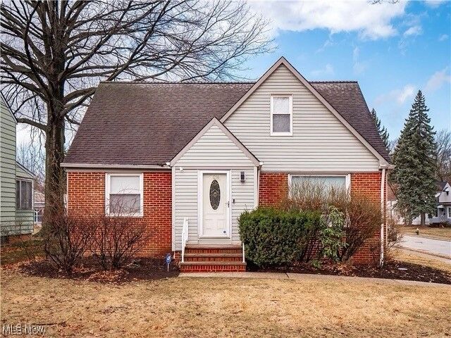 Property Photo:  1216 S Green Road  OH 44121 