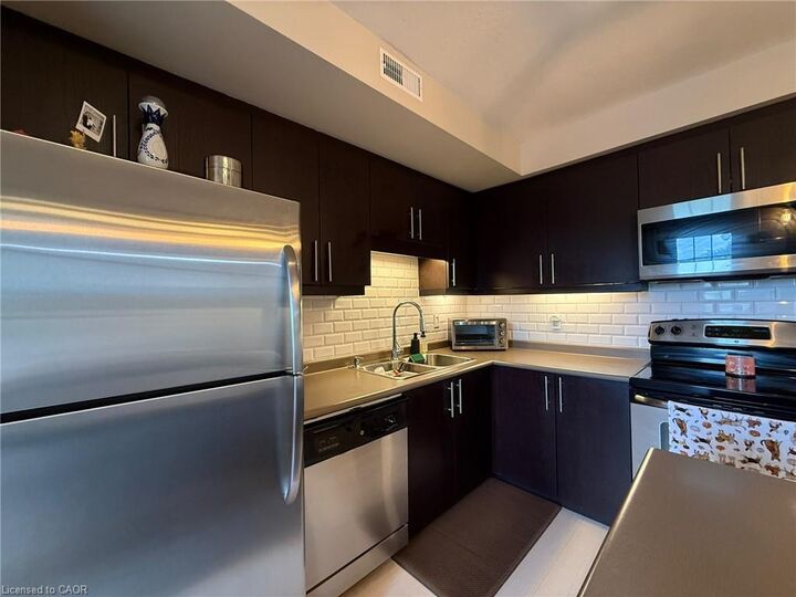 Property Photo:  255 Maitland Street 5J  ON N2R 0C8 