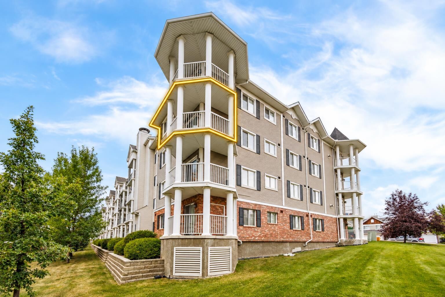 Property Photo:  31 Country Village Manor NE 4301  AB T3K 0T3 