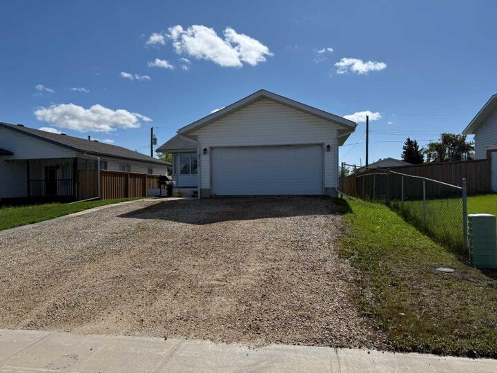 Property Photo:  9713 105 Avenue  AB T0H 0W5 