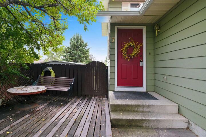 Property Photo:  7 Glenport Road E  AB T4C 1G8 