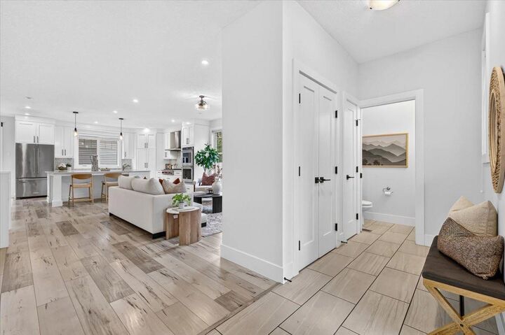 Property Photo:  1924 Glenmount Drive SW  AB T3E 4B6 
