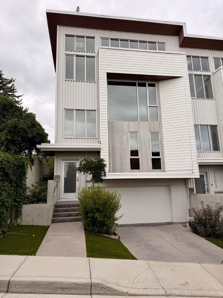 Property Photo:  2205 17 Street SW  AB T2T 4M7 
