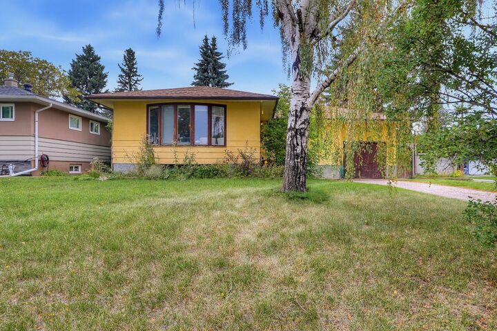 Property Photo:  3304 36 Avenue SW  AB T3E 1C1 