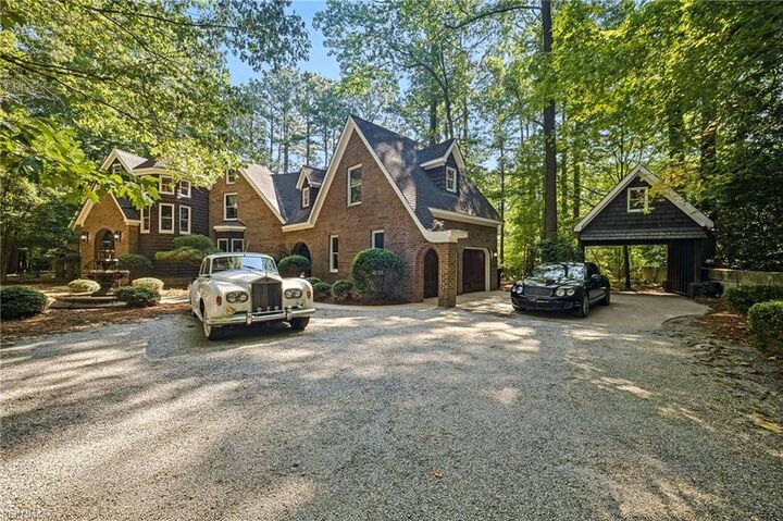 Property Photo: 2530 Entrada Dr VA 23456