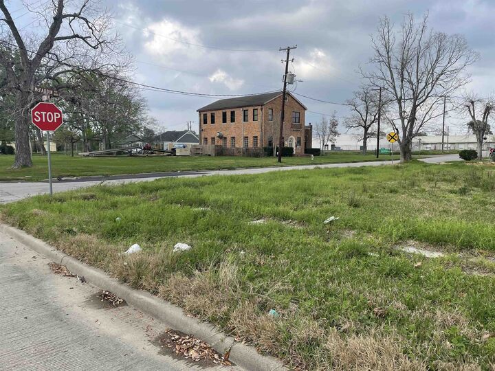 Property Photo: 562 2nd St TX 77701