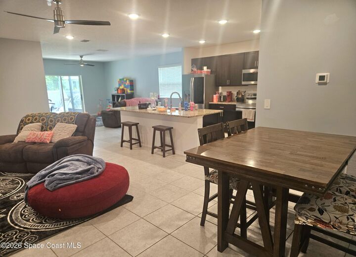 Property Photo: 912 Gulfport Road SE FL 32909