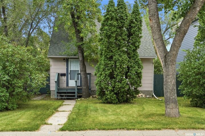 Property Photo:  1105 Oxford Street  SK S7K 0Y5 