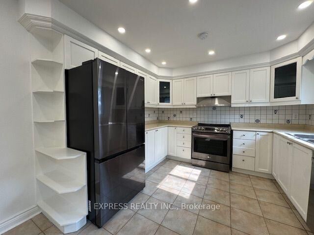 Property Photo:  2 Pearson Avenue Main  ON L4C 6T5 