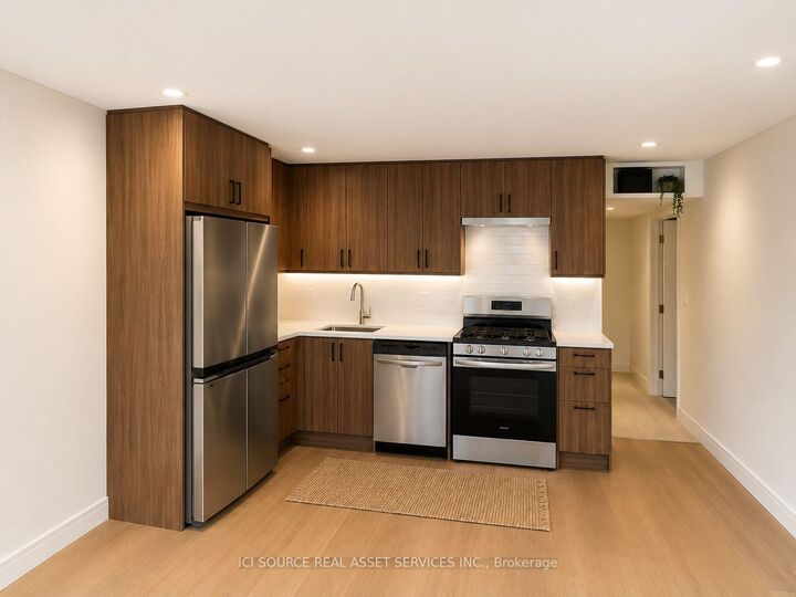 Property Photo:  150 Brunswick Avenue 3  ON M5S 2M2 