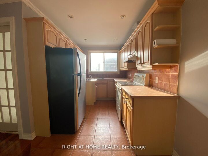 Property Photo:  413 Fernleigh Circle S Main Floor  ON L4C 1E7 