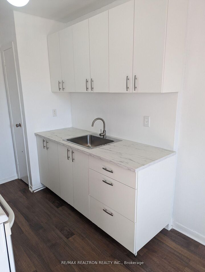 Property Photo:  41 Huron Heights Drive 16  ON L3Y 3J8 