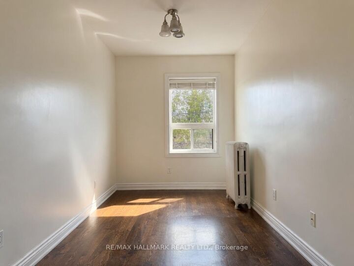 Property Photo:  2038 Danforth Avenue 2  ON M4C 1J6 