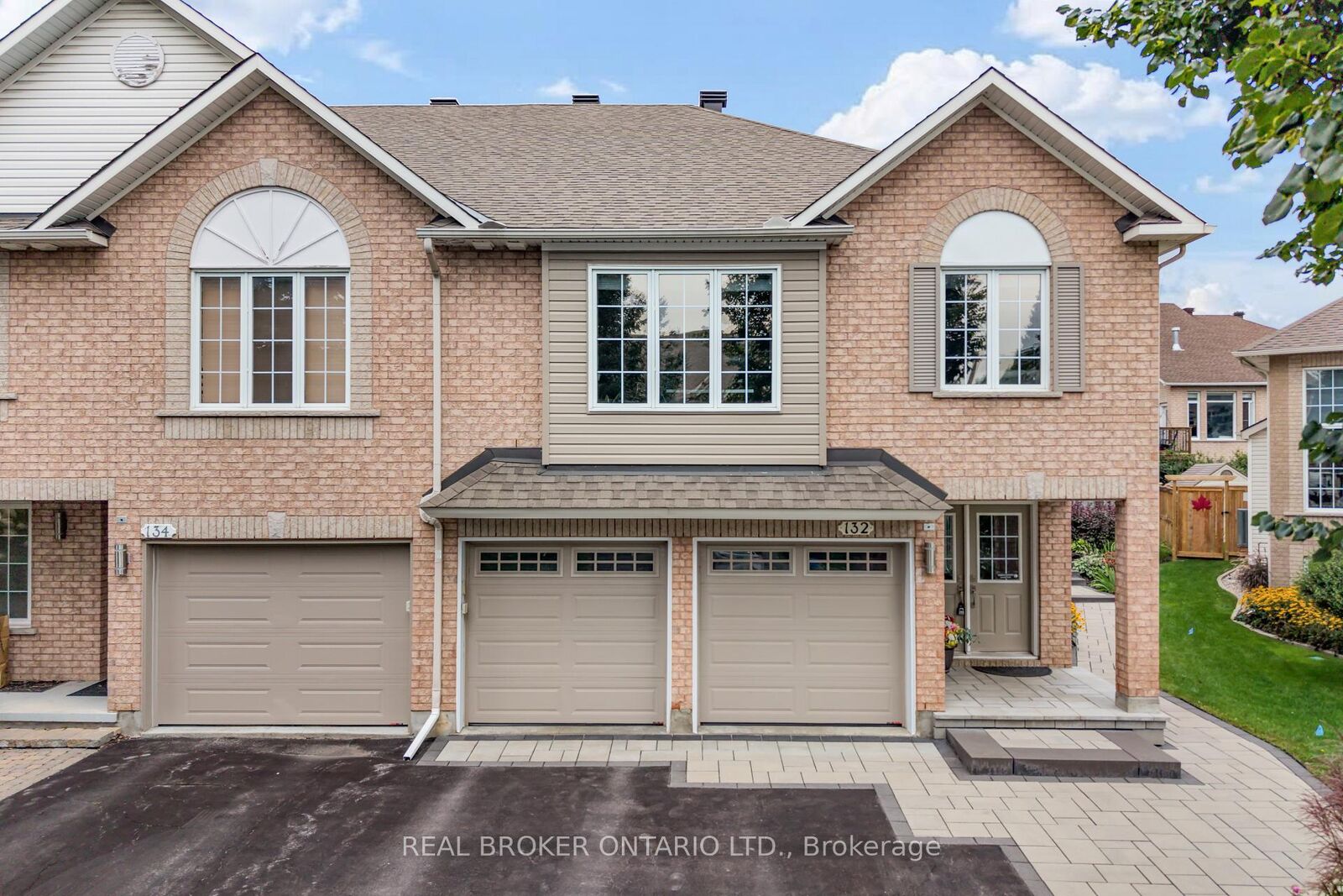 Property Photo: 132 Macassa Circle ON K2T 1J9