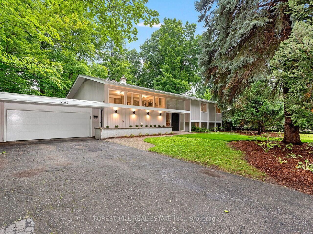 Property Photo:  1847 Will Scarlett Drive  ON L5K 1J6 