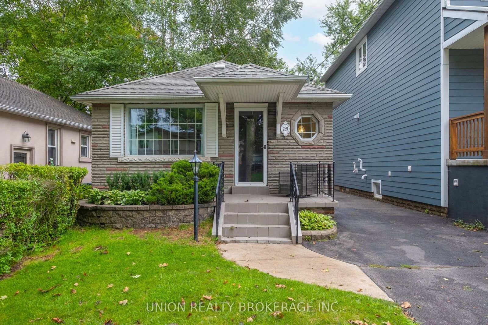 Property Photo:  269 Warden Avenue  ON M1N 2Z9 