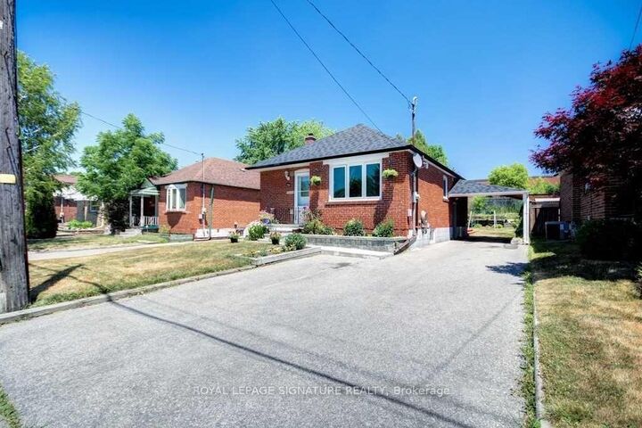 Property Photo:  111 Ellington Drive Main  ON M1R 3Y2 