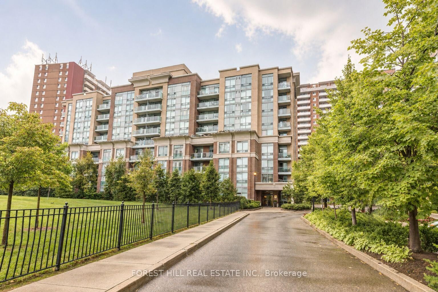 Property Photo:  17 Michael Power Place 709  ON M9A 5G5 