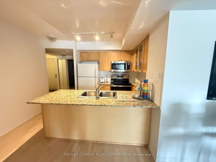 Property Photo:  761 Bay Street 1402  ON M5G 2R2 