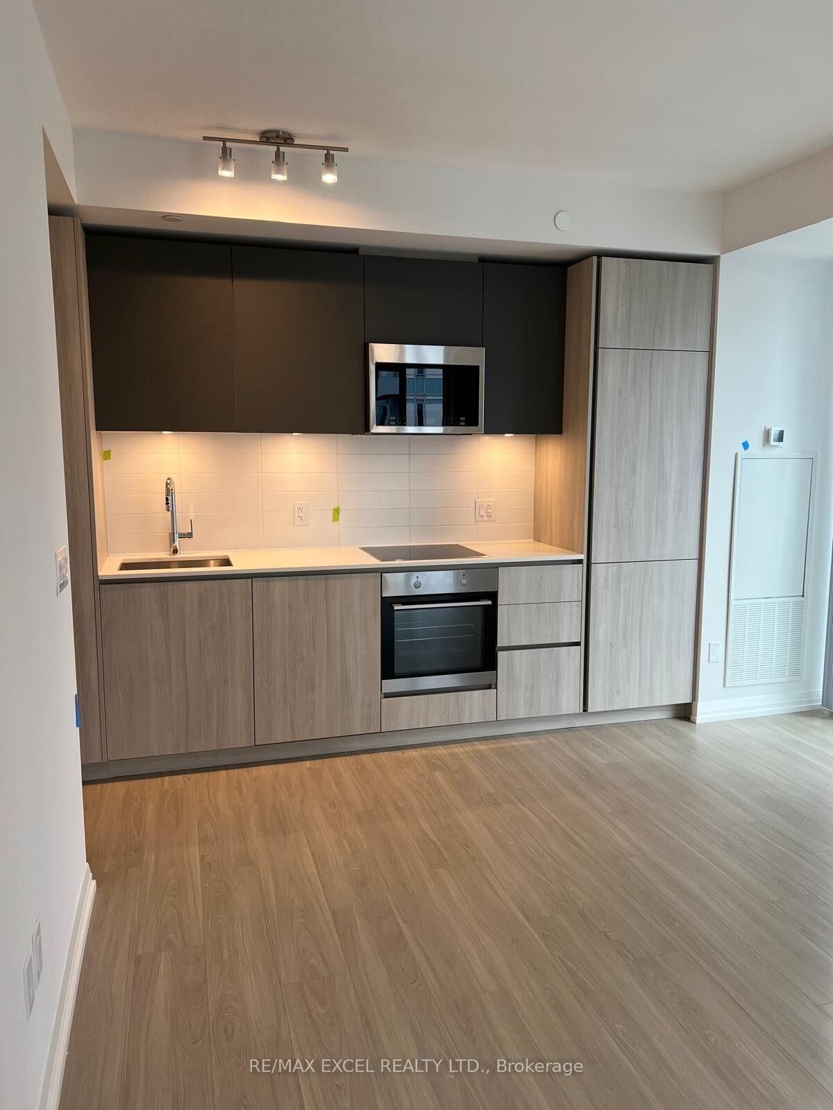Property Photo:  8 Widmer Street 4305  ON M5V 0W6 