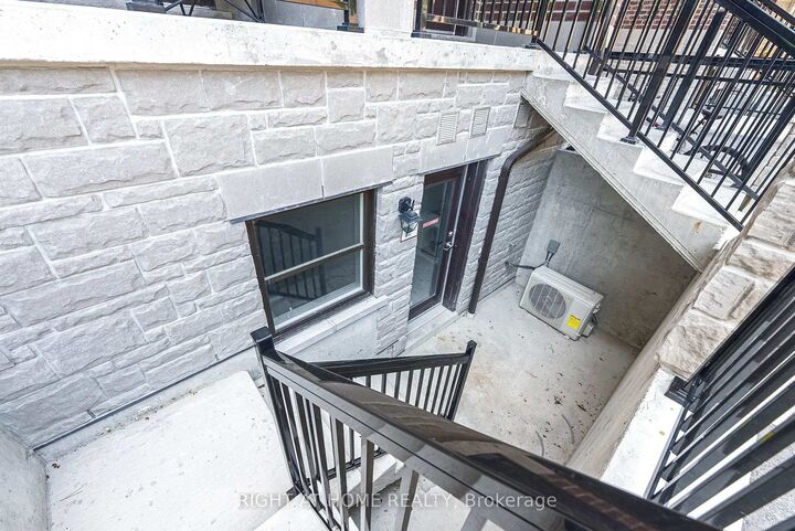 Property Photo:  15100 Yonge Street 102  ON L4G 4C8 