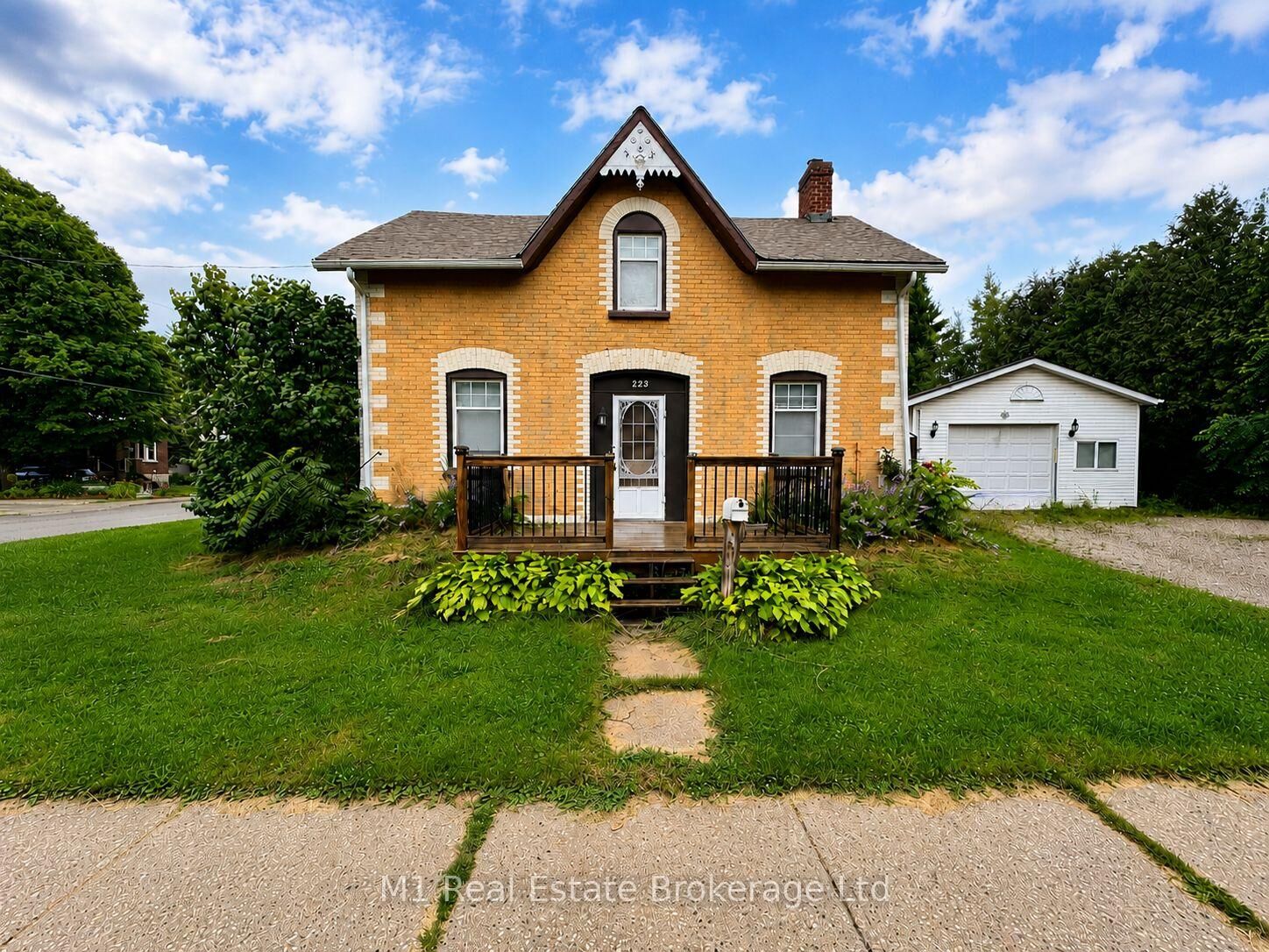 Property Photo:  223 St. George Street E  ON N1M 1K5 