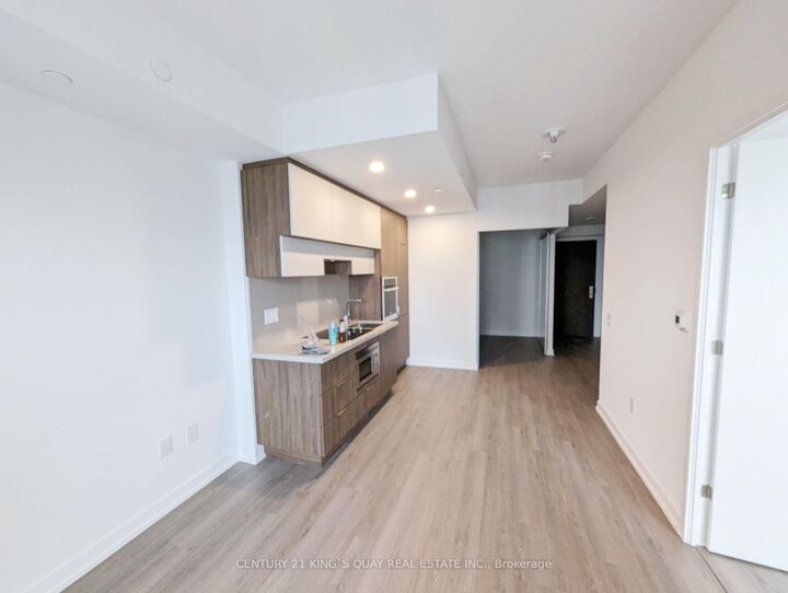 Property Photo: 39 Roehampton Avenue 2510 ON M4P 1P9