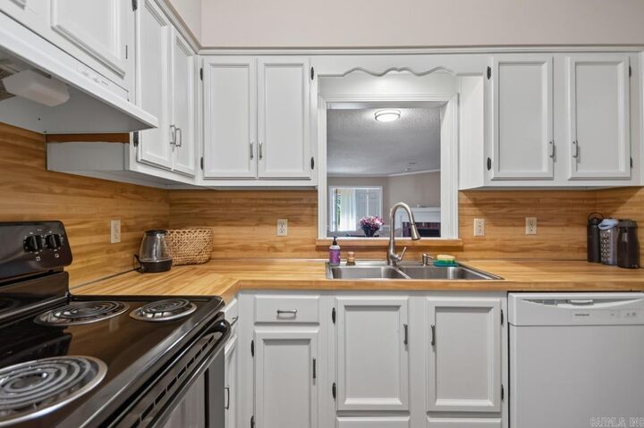 Property Photo:  20 Towne Park #6 Court  AR 72227 