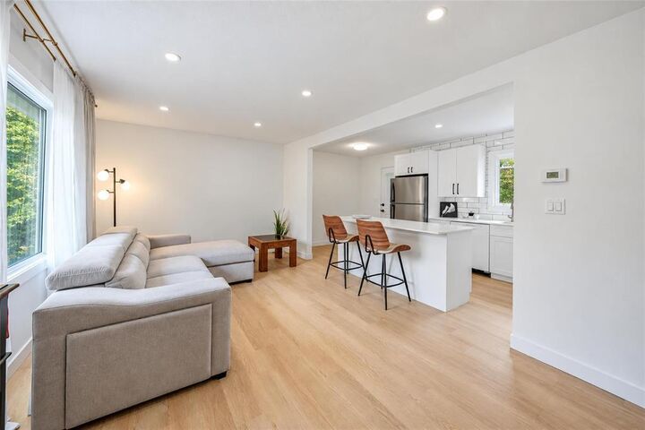 Property Photo: 66 Glenthorne Crescent MB R2M 2R4
