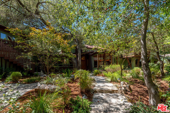 Property Photo:  3851 Kingswood Rd  CA 91403 