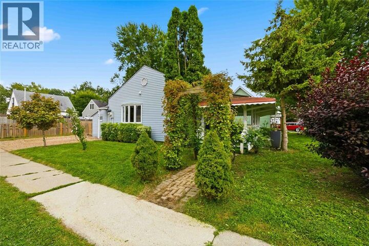 Photo de la propriété:  641 Maple Avenue  ON N7T 4H7 