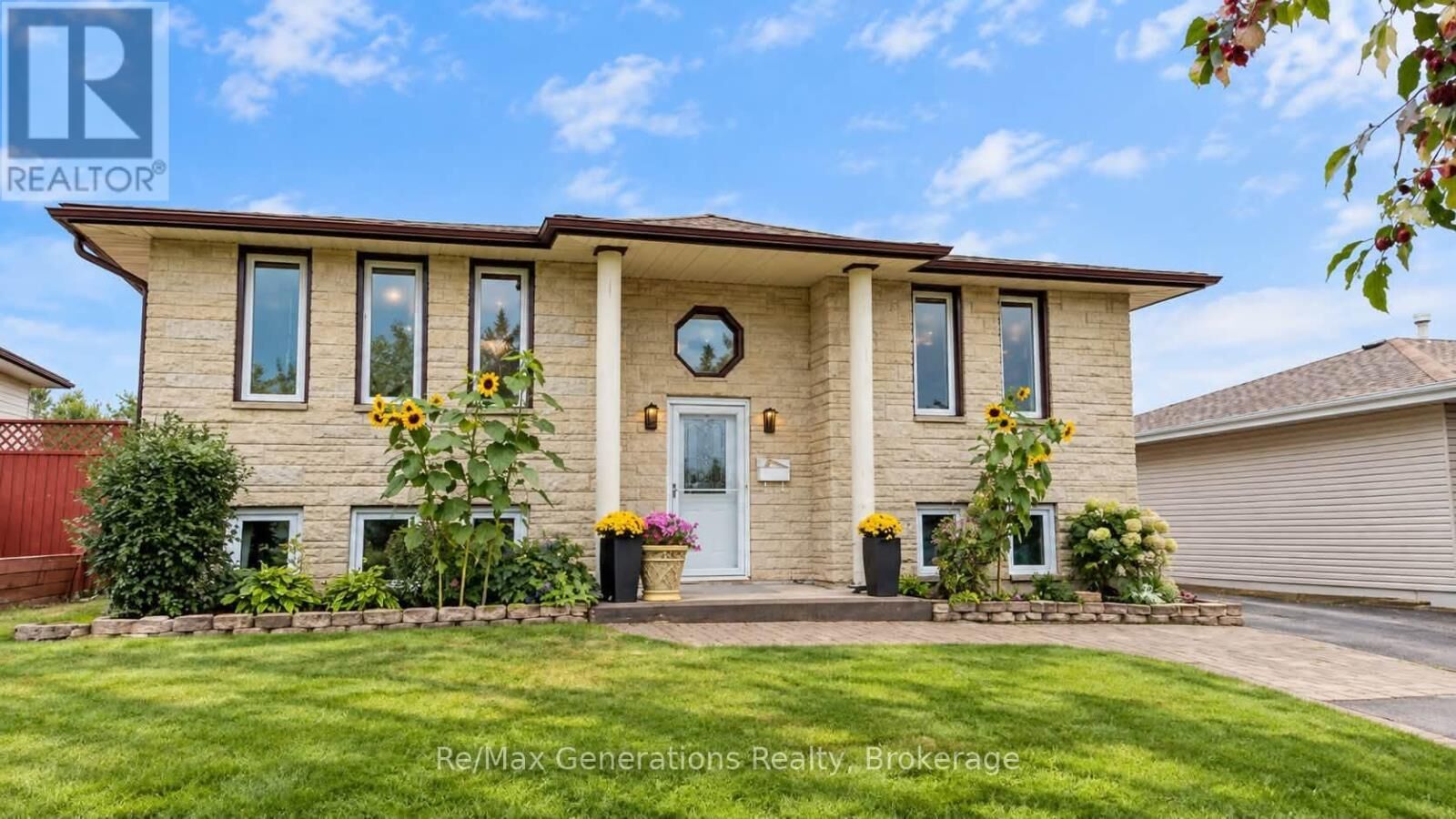 Property Photo:  151 Iris Crescent  ON P7A 8A1 