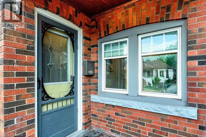 Property Photo:  136 Weir Street North  ON L8H 5E9 
