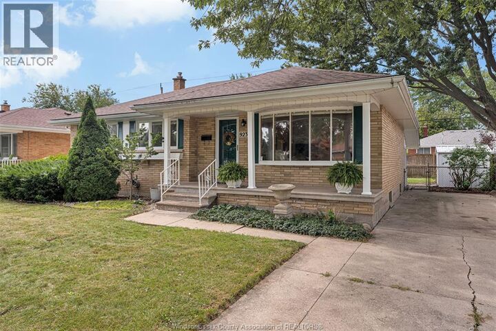 Property Photo:  923 Greendale Drive  ON N8S 4B2 