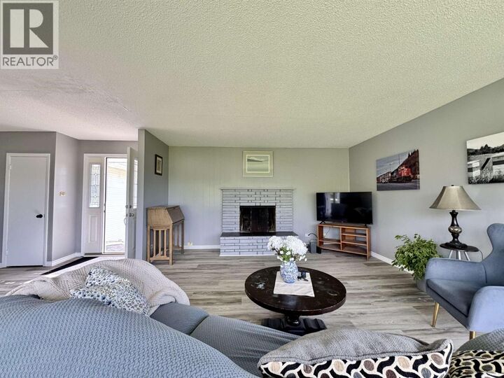 Property Photo:  707 4th Avenue  BC V8J 1P2 