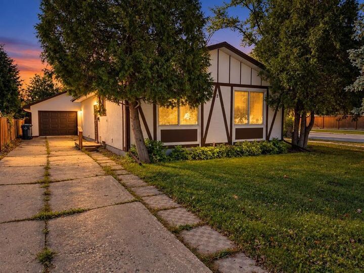 Property Photo:  2 Cullen Drive  MB R3R 1N9 
