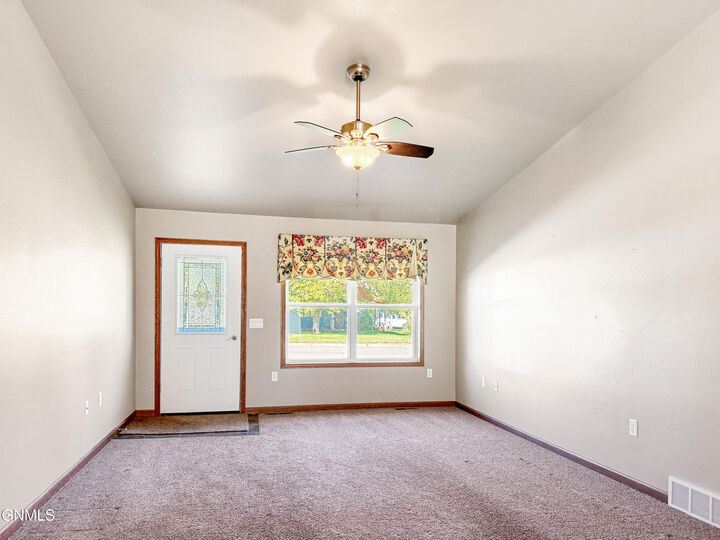 Property Photo:  214 9th Avenue S  ND 58421 