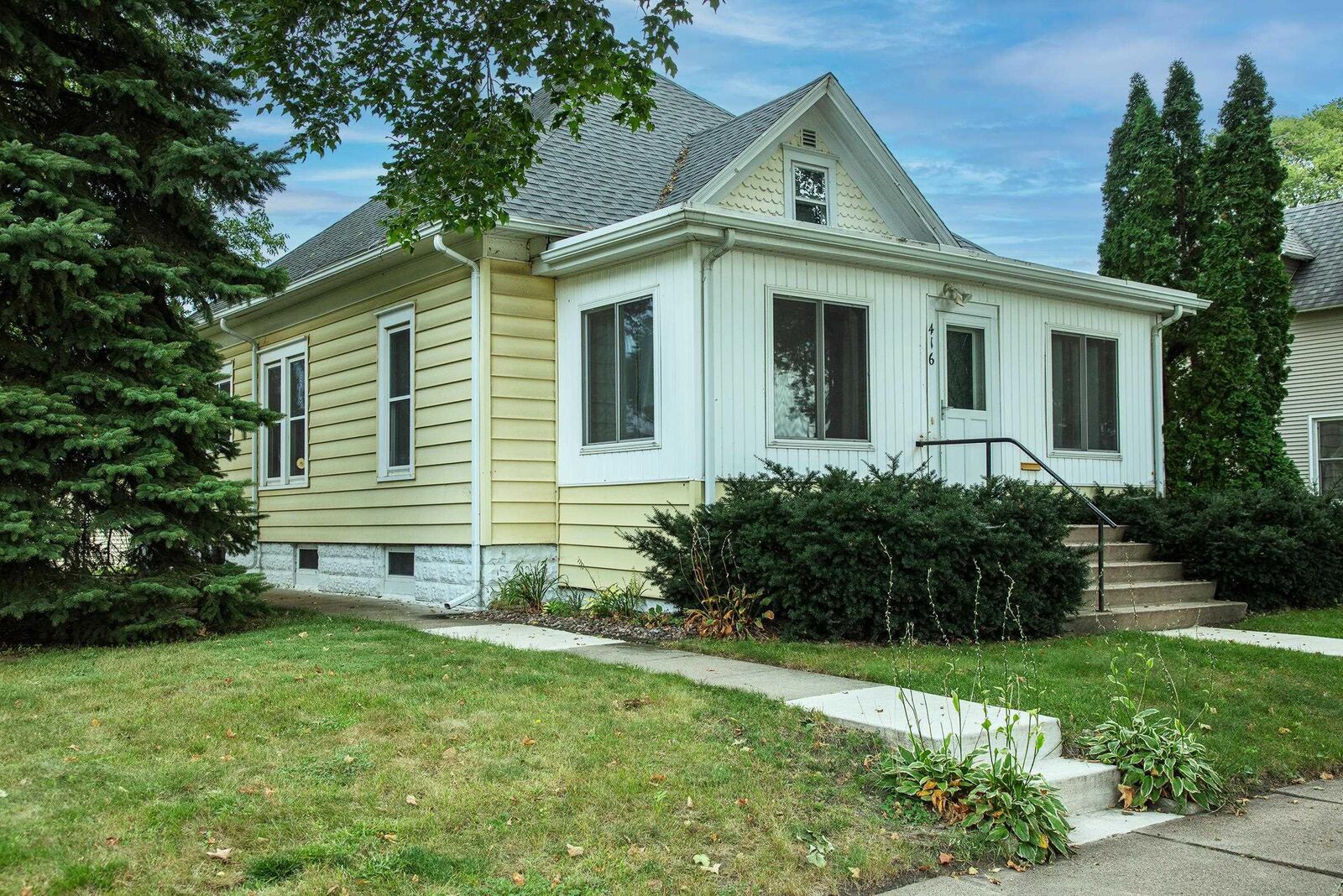 Property Photo:  416 NW 1st Avenue  IA 50677 
